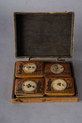quatre petites boîtes en bois ornées de motifs différents