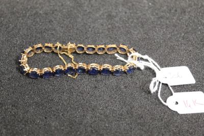 un gros plan d'un bracelet auquel est attachée une étiquette