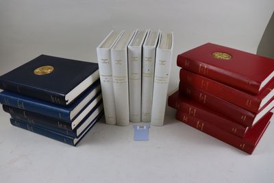 plusieurs livres sont empilés sur une table