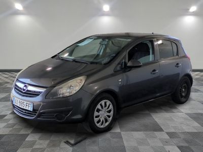 la petite voiture grise est garée dans une grande pièce