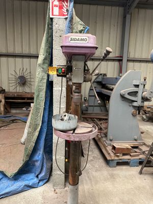 une machine qui se trouve dans un bâtiment et qui est recouverte d'une bâche bleue