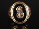 une bague en or sur laquelle est gravé un serpent