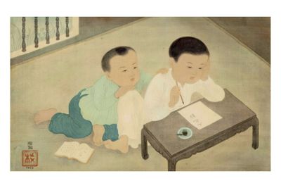 deux enfants asiatiques assis à une table, en train d'écrire sur une feuille de papier