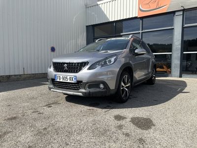 la voiture argentée est garée devant un bâtiment
