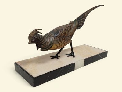 statue d'un faisan sur un socle en marbre sur fond blanc