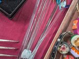 une boîte en bois remplie d'objets assortis sur une table