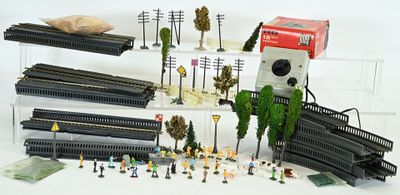 beaucoup de rails de train miniature et de personnages sur les rails