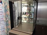 une vitrine en verre au milieu d'une pièce