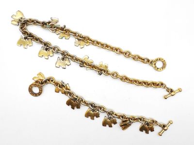 deux bracelets en or ornés de breloques, posés sur un fond blanc