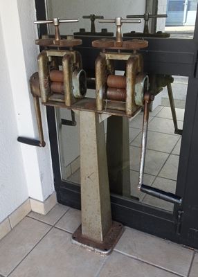 Ancien Laminoir de bijoutier sur colonne.