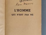 un livre ouvert avec une écriture dessus, posé sur une table