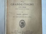 un vieux livre portant un sceau, posé sur une table
