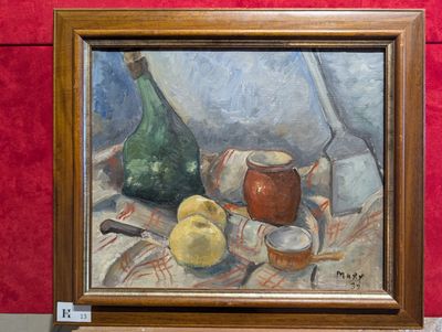 une peinture représentant une nature morte avec des pommes et une bouteille posées sur une table