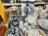 beaucoup d'assiettes et de tasses bleues et blanches sur une table
