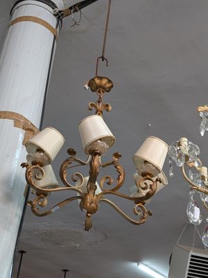 un lustre suspendu au plafond d'une pièce