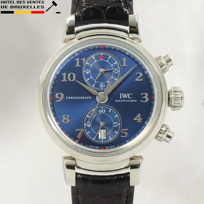 gros plan d'une montre-bracelet avec un cadran bleu