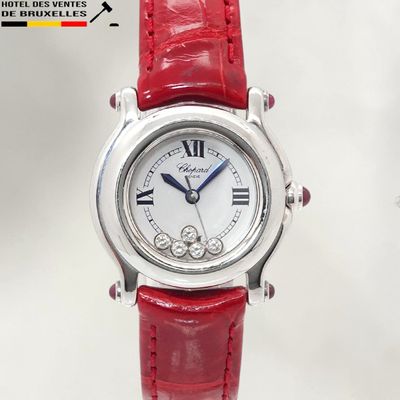 une image d'un gros plan d'une montre-bracelet avec des chiffres romains