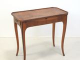 une petite table en bois avec un tiroir