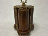 une petite boîte en bois surmontée d'une horloge