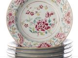 plusieurs assiettes empilées sur une table