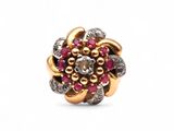 un gros plan d'une bague en or et diamants ornée d'un motif floral