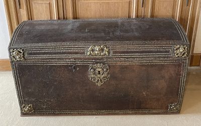 an old trunk sitting on the floor in a room