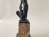 une image représentant une statue de femme debout sur un socle en marbre