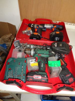 une mallette rouge contenant des outils, posée sur une table