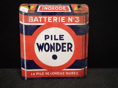une boîte de « pilule miracle » posée sur une surface noire