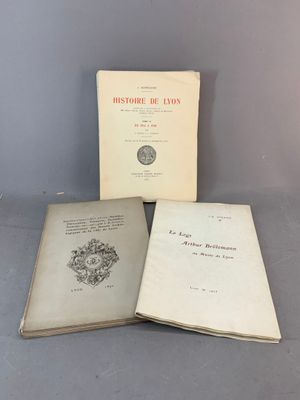 deux livres posés l'un à côté de l'autre sur une table