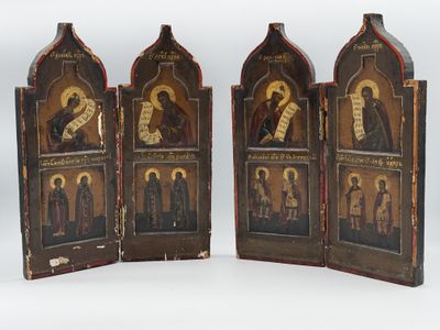 trois panneaux en bois représentant des icônes de saints et d'anges