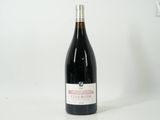 une bouteille de vin posée sur une table