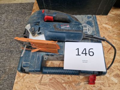 une photo d'une ponceuse filaire sur laquelle est accrochée une étiquette de prix