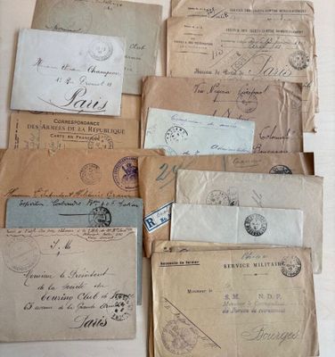 de nombreuses vieilles lettres et enveloppes posées sur une table