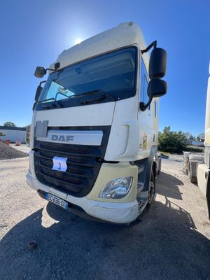 un camion blanc garé à côté d'un camion blanc