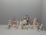 de nombreuses figurines posées sur une table