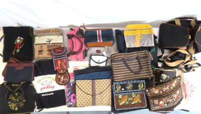 de nombreux sacs à main posés sur une table blanche