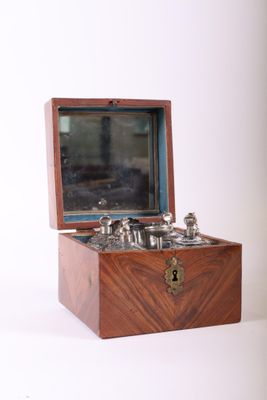 une petite boîte en bois contenant de l'argenterie