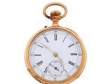 une vieille montre de poche en or avec des chiffres romains et des chiffres romains