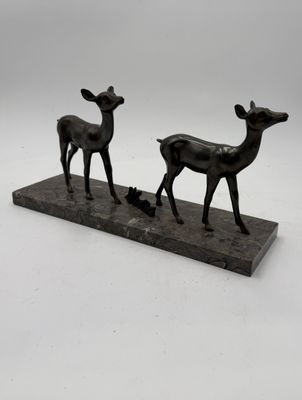 SCULPTURE Deux biches en régule sur un socle rectangulaire e…