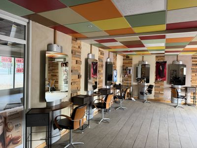 amenagement: 8 postes de coiffures, 2 bacs à shampoing, 5 me…