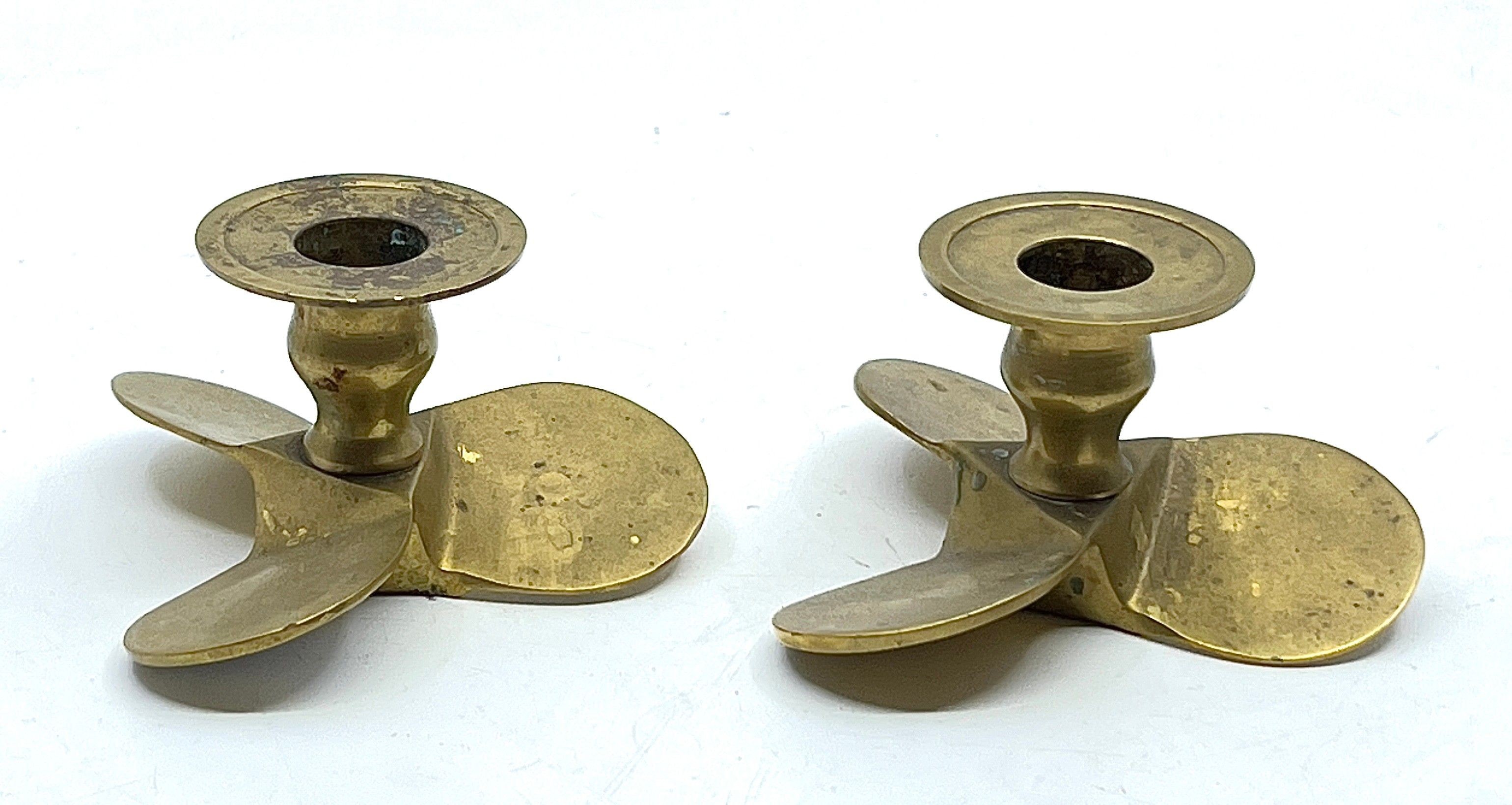 Paire de bougeoirs en bronze à décor d'hélice de bateau.