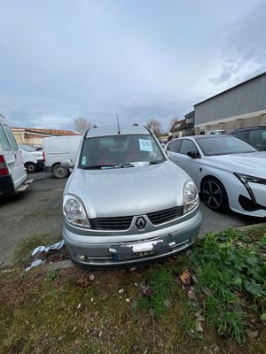 une voiture argentée garée dans un parking à côté d'autres voitures