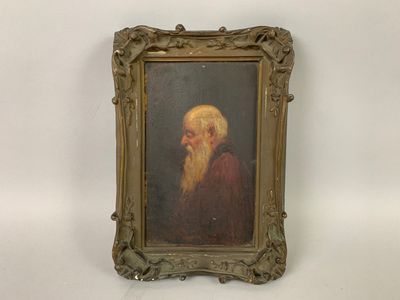 un vieux tableau représentant un homme barbu, dans un cadre doré, accroché à un mur blanc