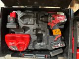 une boîte contenant des outils, posée par terre