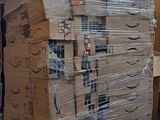 une grande pile de cartons sur une palette dans un entrepôt