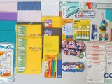 de nombreuses fournitures scolaires disposées sur une surface blanche