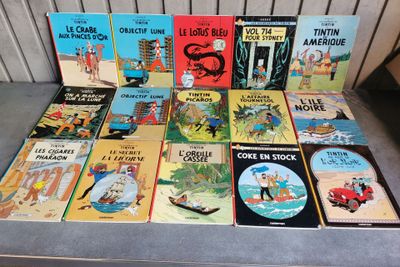 plusieurs livres pour enfants sont alignés sur une table