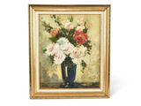 une peinture de fleurs dans un vase bleu sur une table