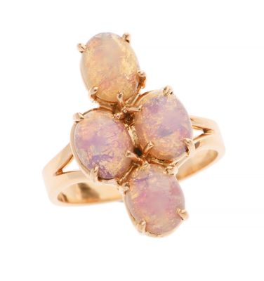un gros plan d'une bague en or ornée de trois oplites